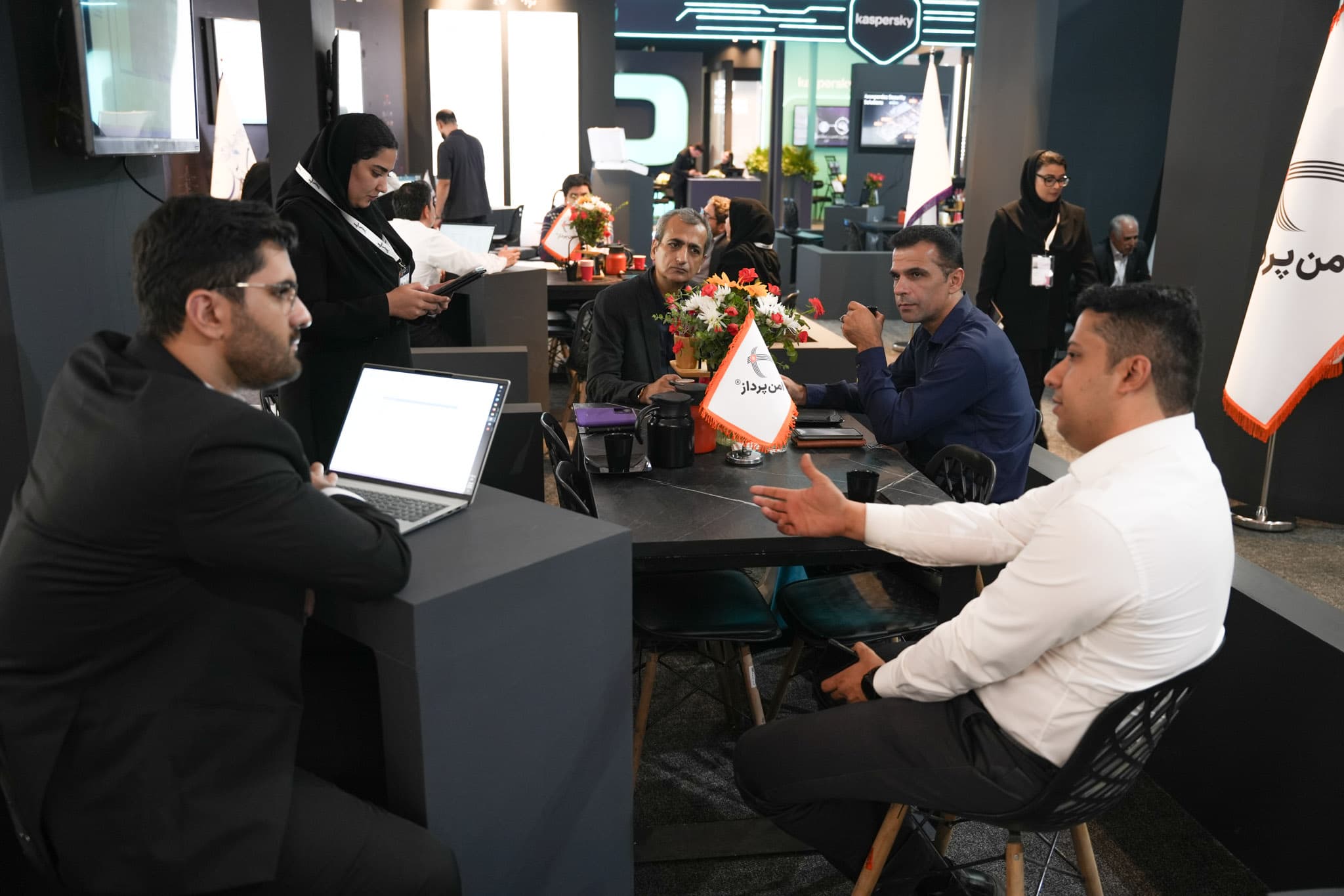 Specialized discussions with Amnpardaz customers and visitors at ELECOMP 29