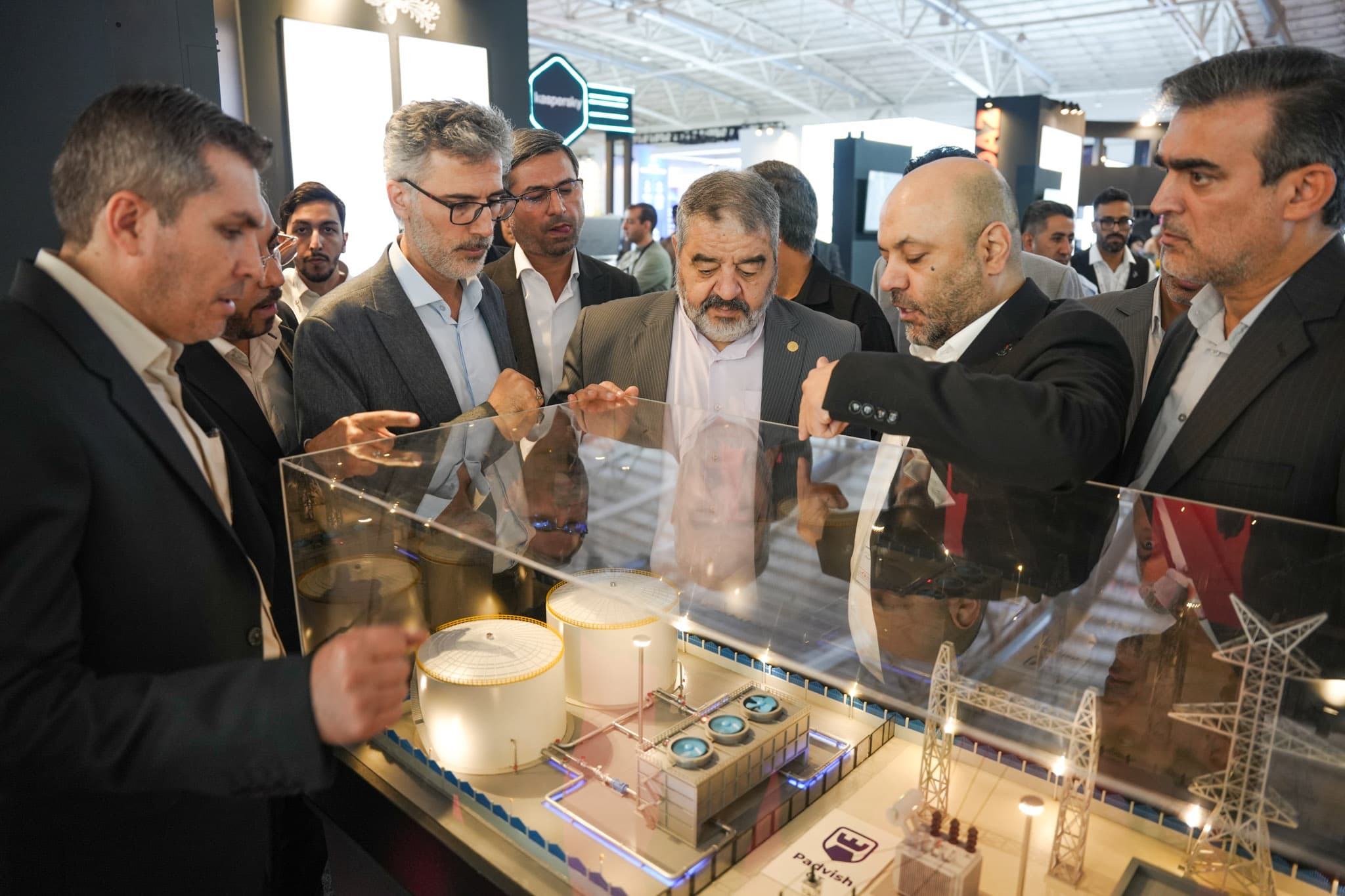 Visit by Brigadier General Jalali, Head of Iran's Passive Defense Organization, to the Amnpardaz booth at ELECOMP 29